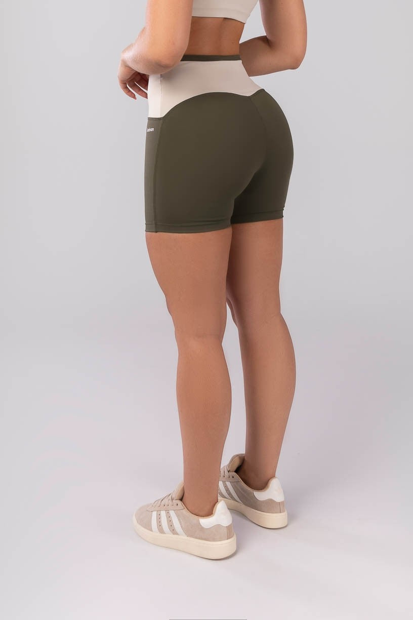 Short com Vira e Cós em V (Verde Militar / Bege) | Ref: K4125-A