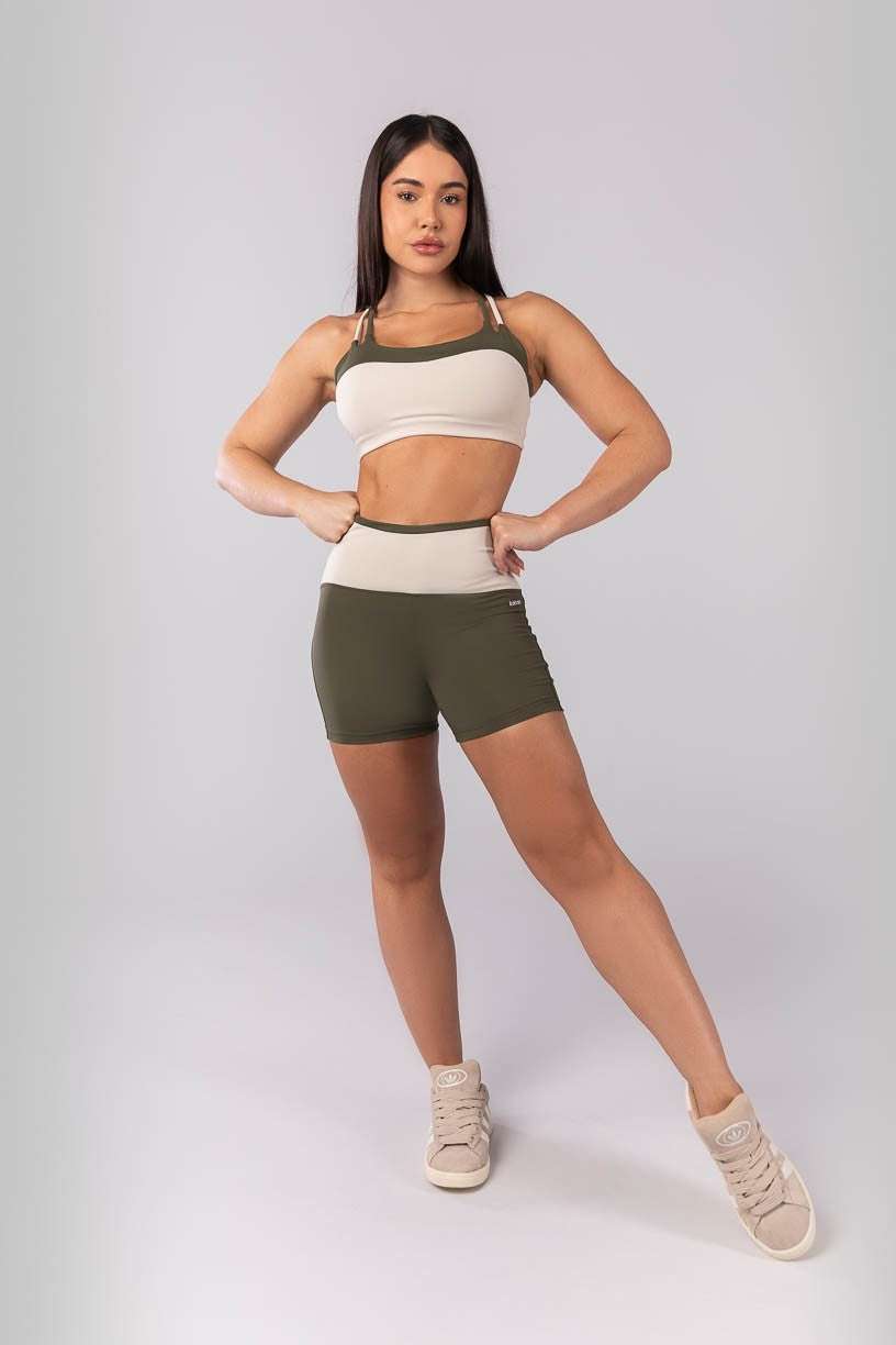 Short com Vira e Cós em V (Verde Militar / Bege) | Ref: K4125-A
