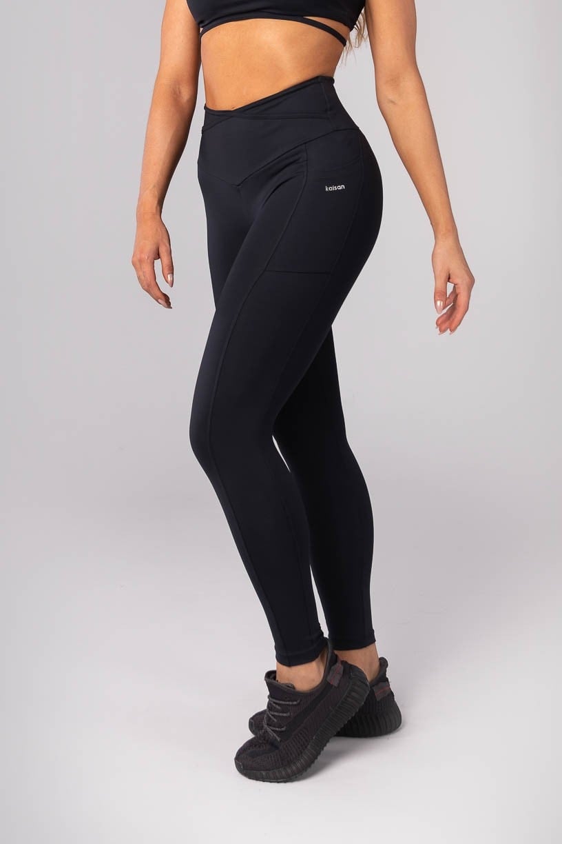 Calça Legging com Bolsos e Chapado Cruzado na Cintura (Preto) | Ref: K4149-B